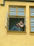 Bakerman preluduje na flétnu a snaží se vypadnout z okna.